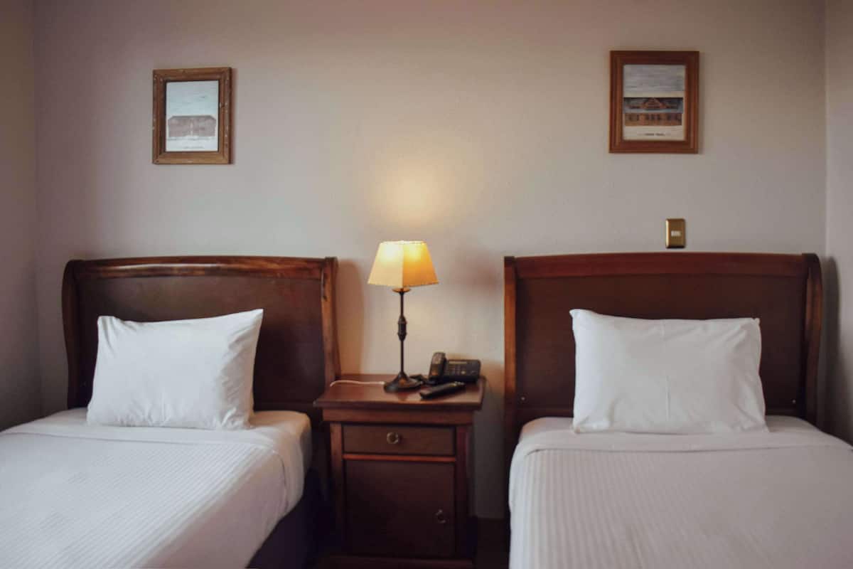 Room, 2 Twin Beds, Non Smoking | Minibar, in-room safe, free WiFi, bed sheets