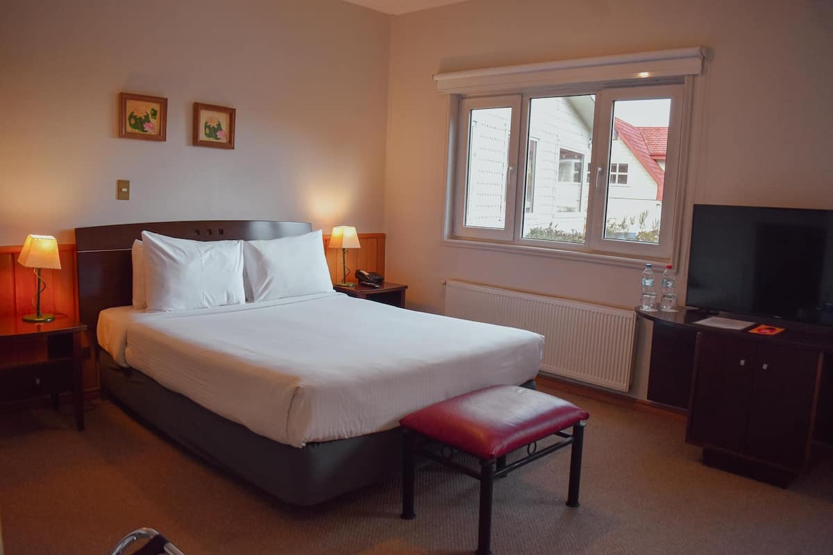 Minibar, safe på rommet, wi-fi (inkludert) og sengetøy