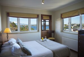 Minibar, caja de seguridad en la habitación, wifi gratis y ropa de cama 