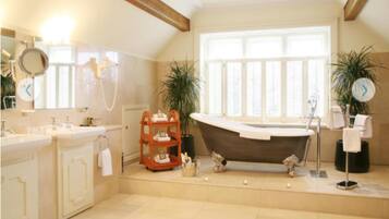 Een bad/douchecombinatie, een haardroger, handdoeken