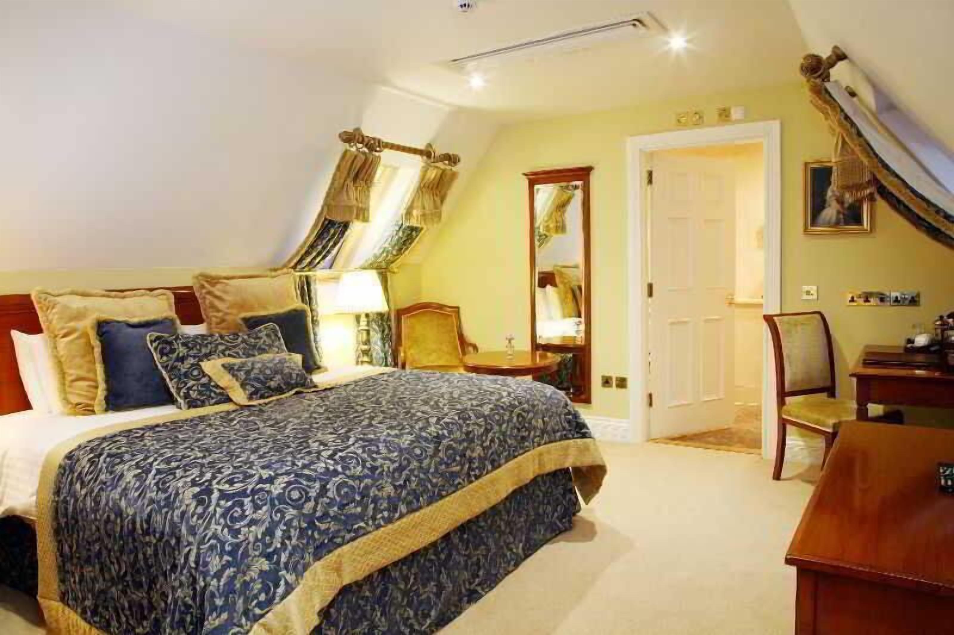 In-room safe, desk, iron/ironing board, free WiFi
