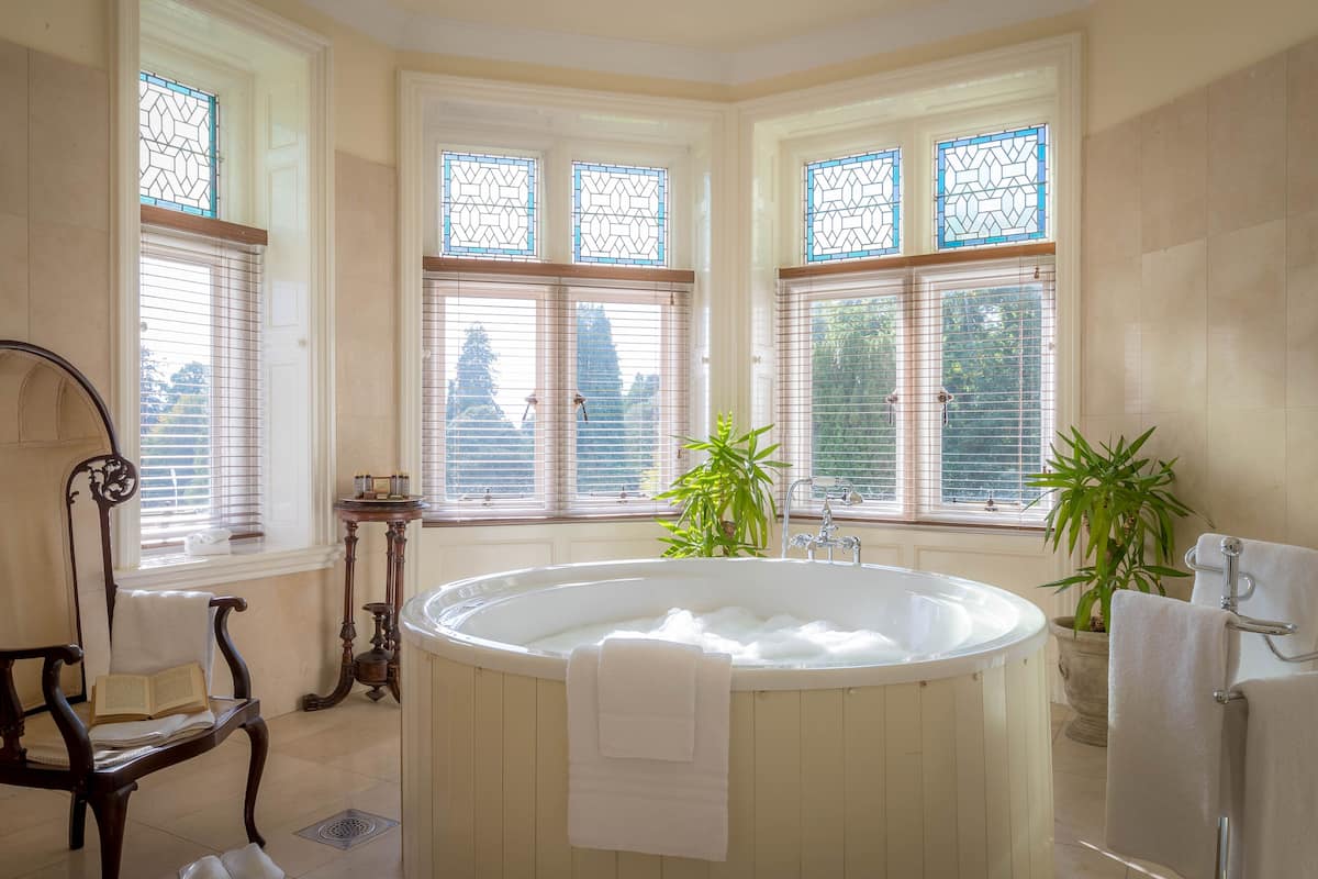 combined shower/bathtub, hair dryer, towels