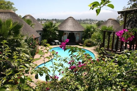 Una piscina al aire libre