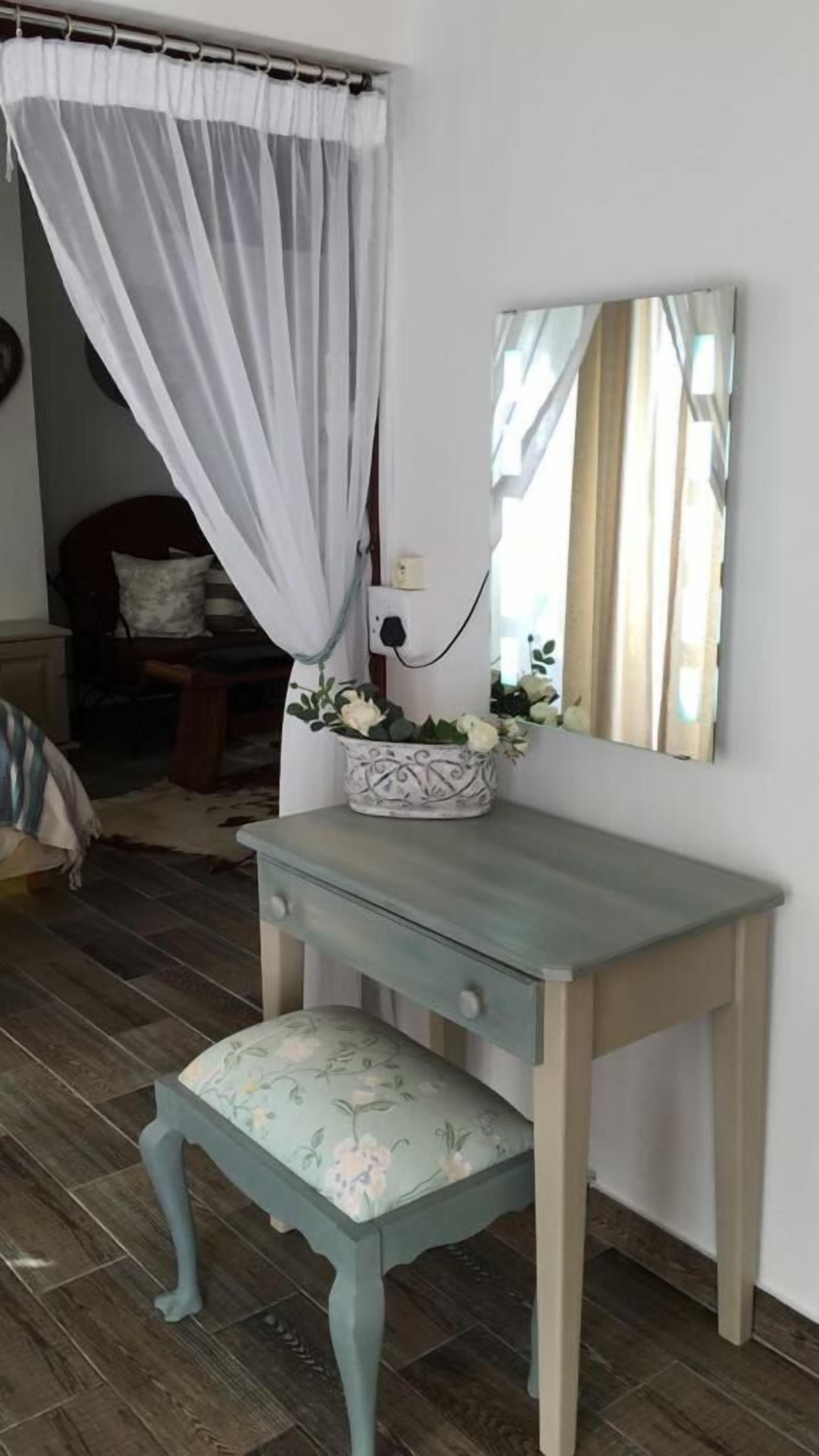 honeymoon suite | minibar, in-room safe, desk, iron/ironing board