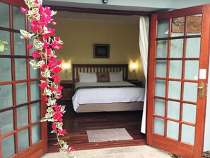 Minibar, Zimmersafe, Schreibtisch, Bügeleisen/Bügelbrett