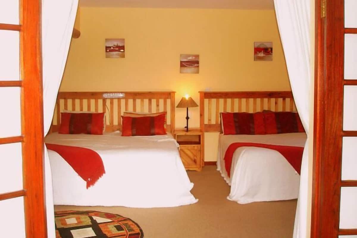 Separate tub and shower, jetted tub, hair dryer, towels