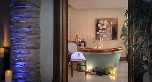 Sales de tractament per a parelles, sauna i banyera d'hidromassatge 
