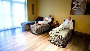 Sales de tractament per a parelles, sauna i banyera d'hidromassatge 