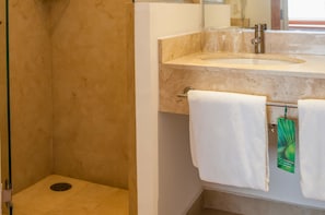 Douche, articles de toilette (gratuits), séchoir à cheveux