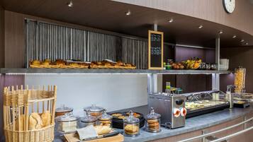 Petit déjeuner buffet (12 EUR par personne)
