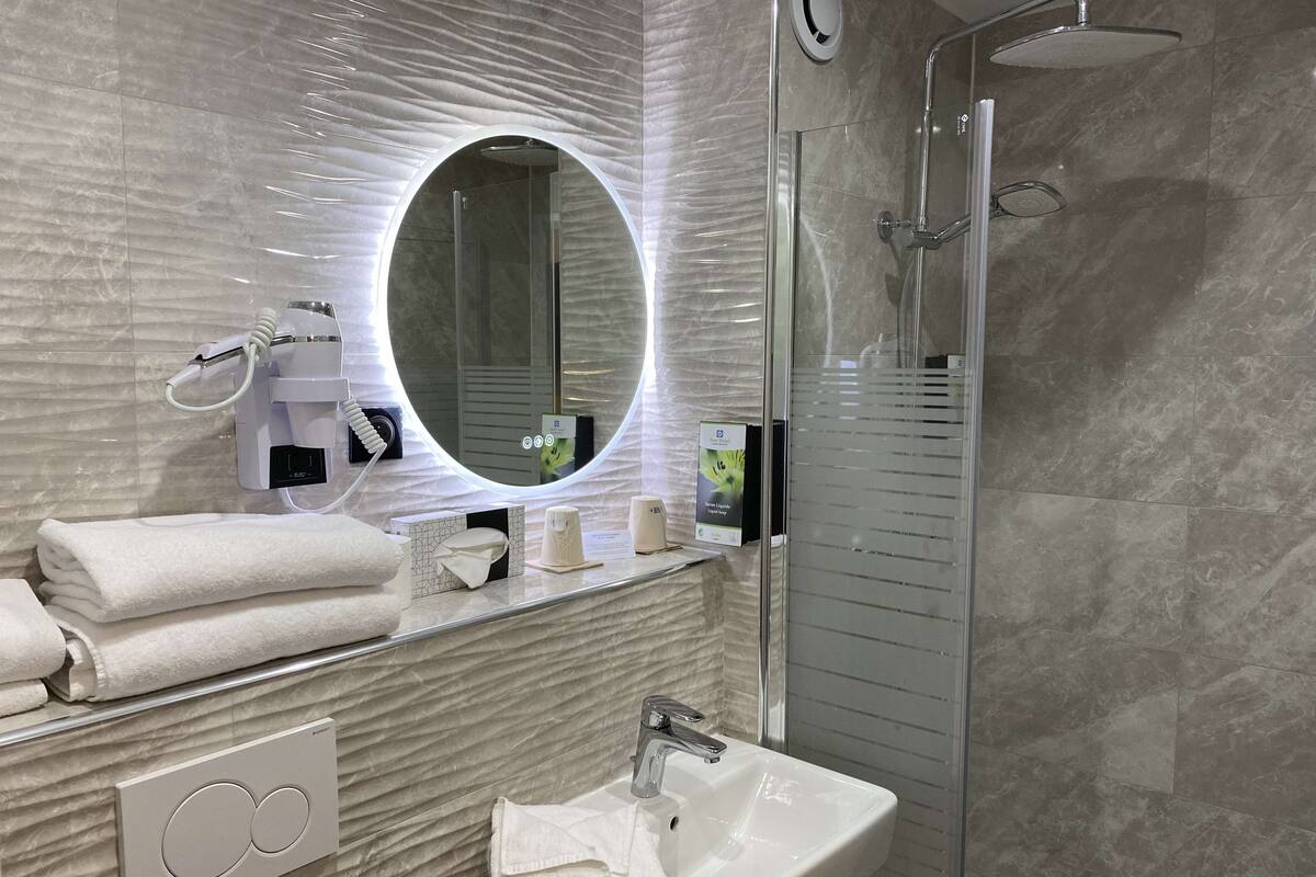 shower, free toiletries, hair dryer, towels