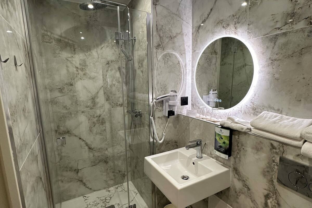 Habitación clásica, 1 cama de matrimonio, no fumadores (Twin bed on request) | Baño | Ducha, artículos de higiene personal gratuitos y secador de pelo