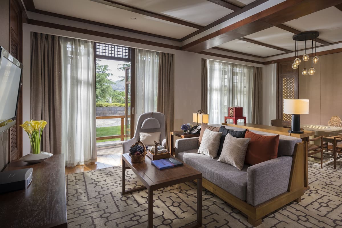 Suite – club, 1 soverom, hageutsikt (Club Lounge Access) | Sengetøy av topp kvalitet, dundyner, minibar og safe på rommet