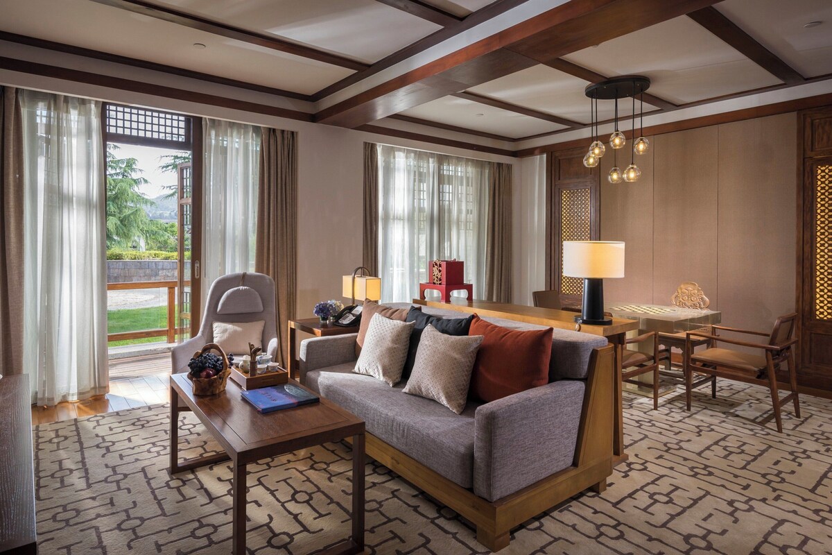 Suite Club, 1 habitación, vista al jardín (Club Lounge Access) | Ropa de cama de alta calidad, edredón y minibar
