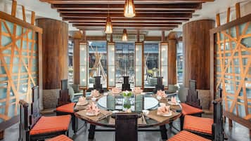 2 restaurants; breakfast, lunch, and dinner served
