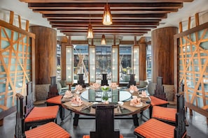 2 restaurants; breakfast, lunch and dinner served  - InterContinental Lijiang Ancient Town Resort by IHG (Lijiang)