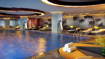Una piscina cubierta