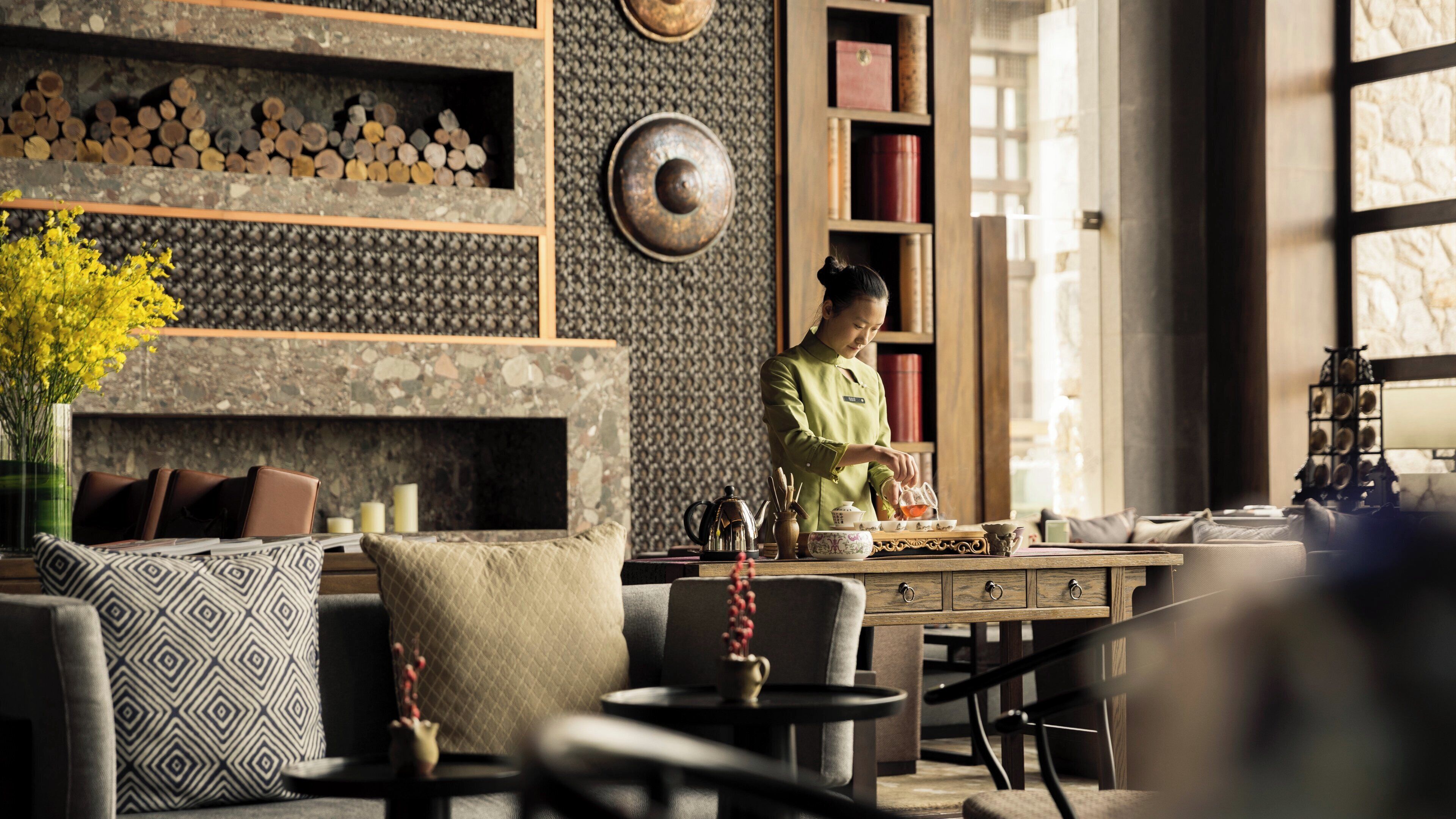 Un interior moderno con chimenea, comedor y bar.