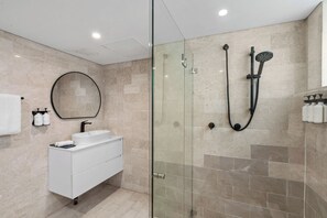 Shower, free toiletries, hair dryer, towels - Silkari Mirage Newport (Newport)