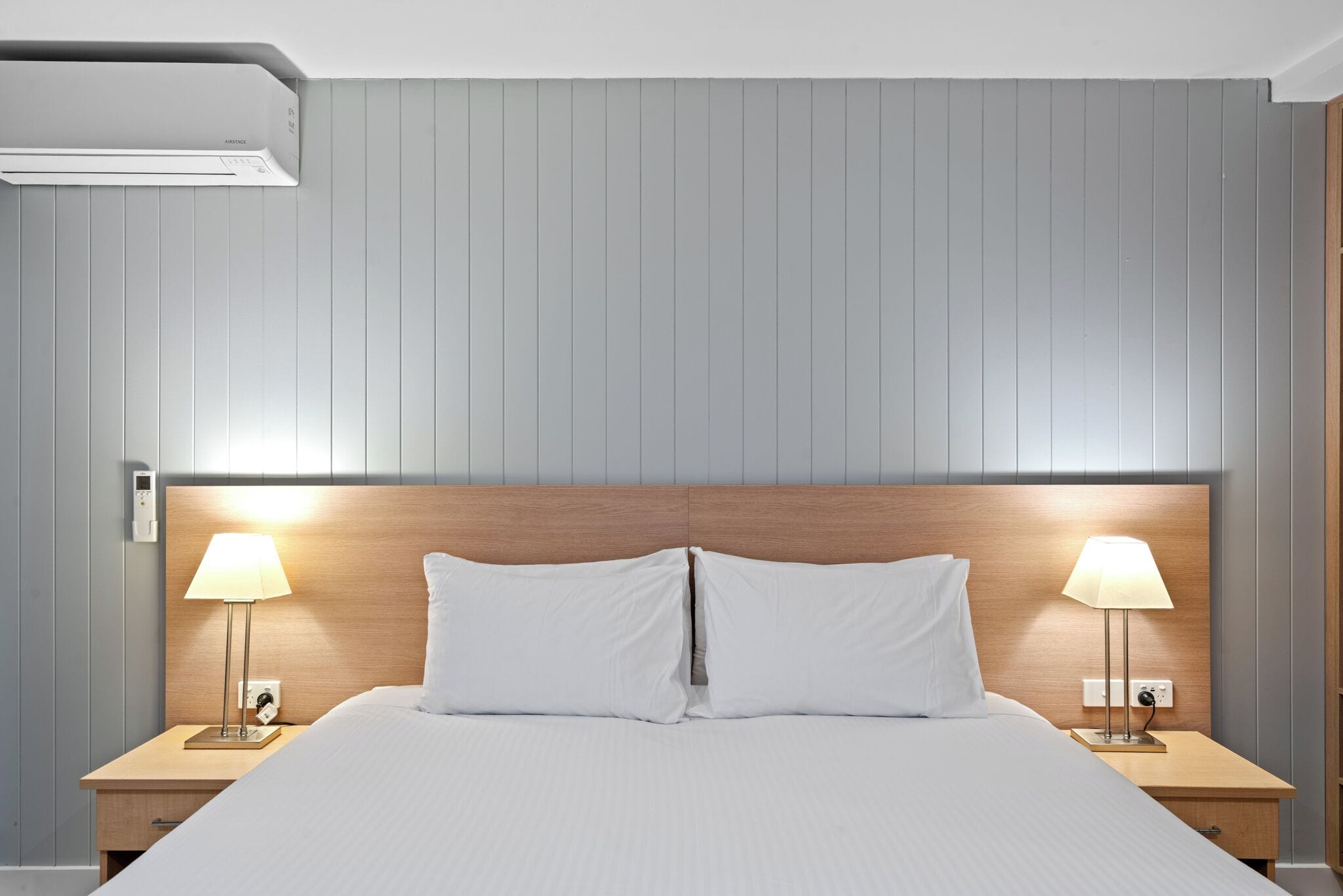 Cortinas blackout, tabla de planchar con plancha y wifi gratis 