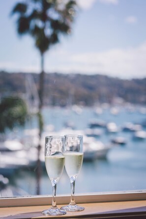 Bar (on property) - Silkari Mirage Newport (Newport)