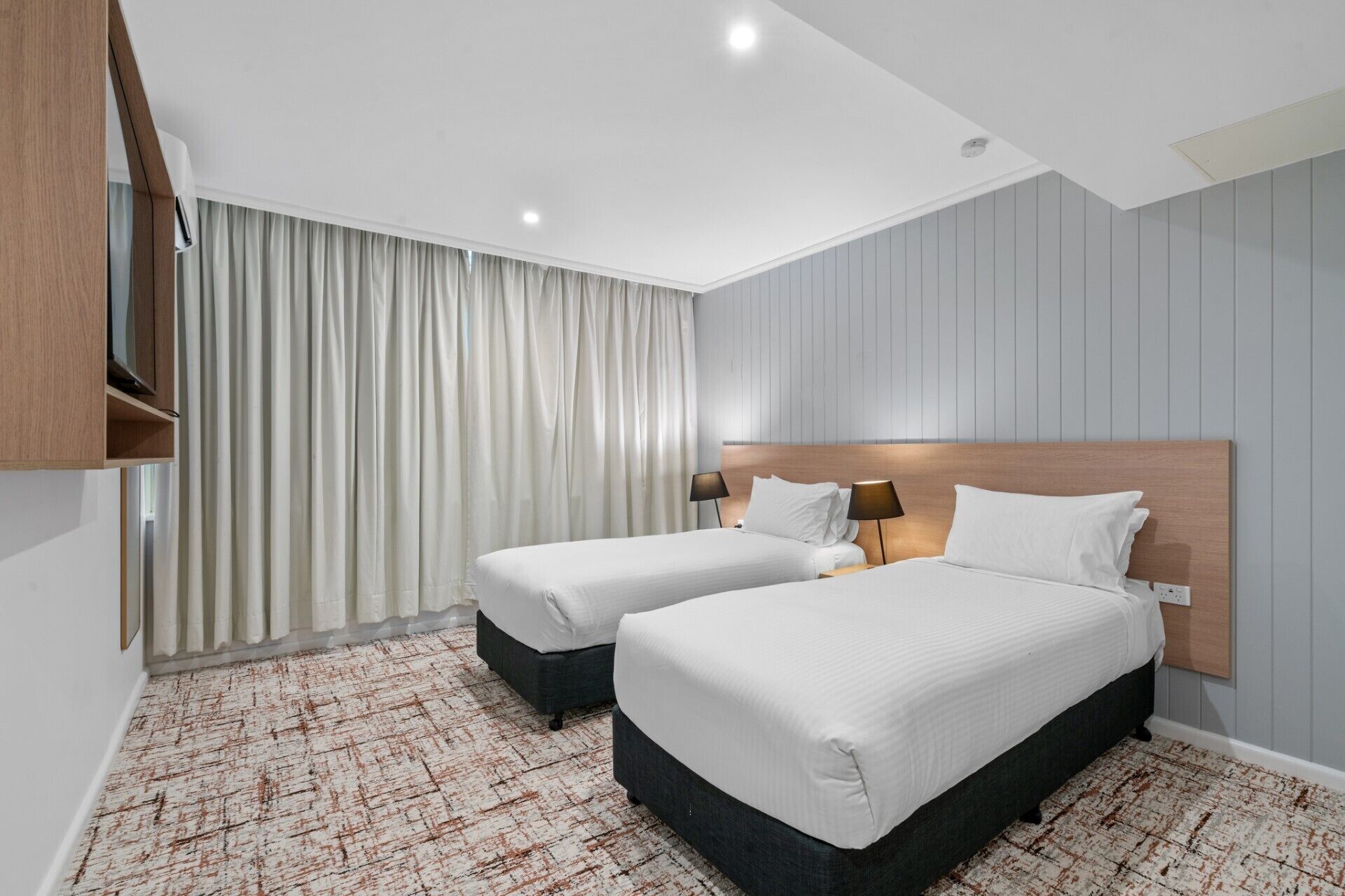 Kamar Quadruple Keluarga, pemandangan kebun | Tirai kedap cahaya, setrika/meja setrika, Wi-Fi gratis, dan seprai linen