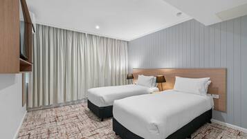 Kamar Quadruple Keluarga, pemandangan kebun | Tirai kedap cahaya, setrika/meja setrika, Wi-Fi gratis, dan seprai linen