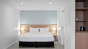 Quarto casal ou duplo superior | Cortinas blackout, ferros/tábuas de passar roupa, Wi-Fi de cortesia