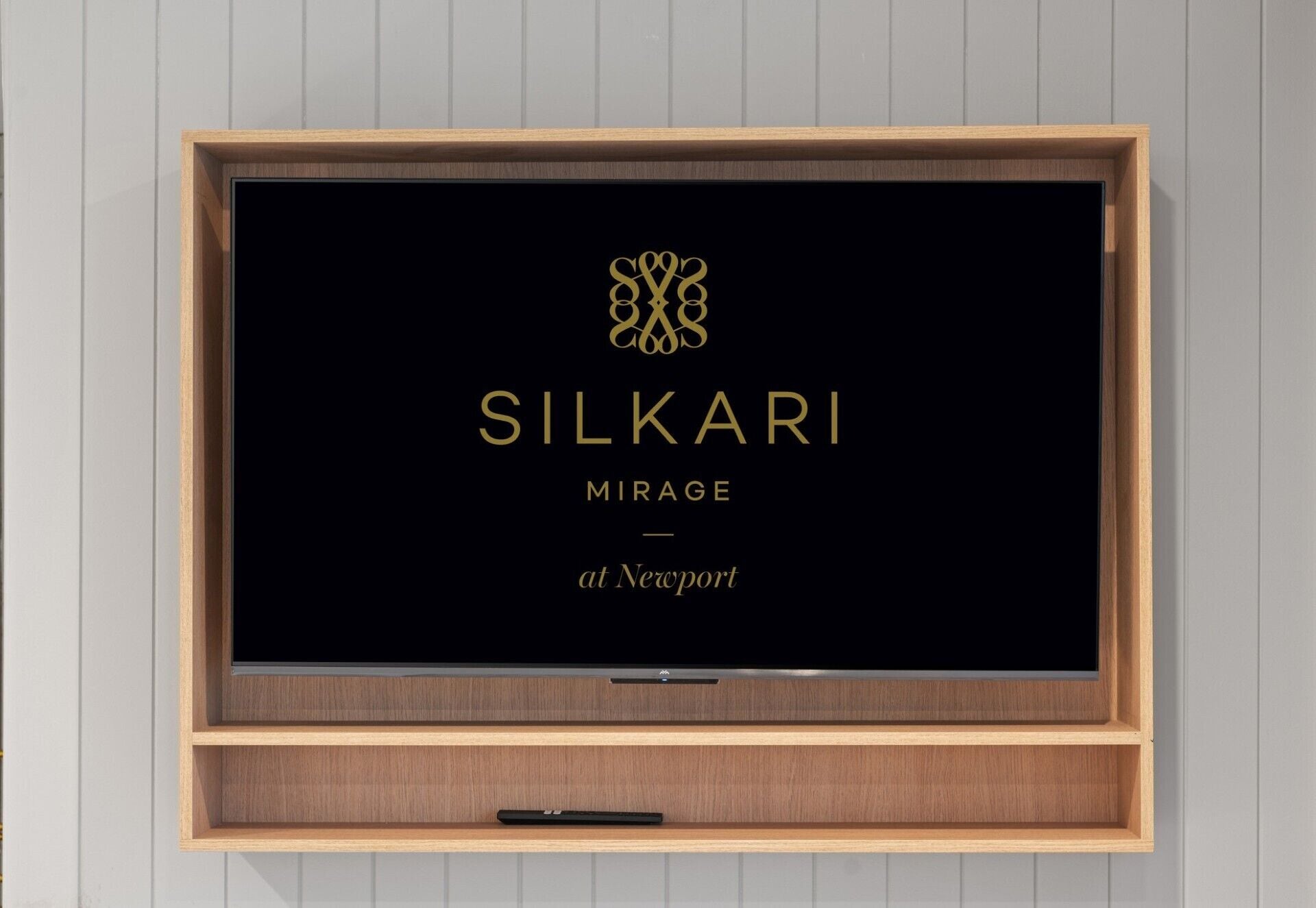 Ein gerahmter Fernseher mit dem Schriftzug "SILKARI MIRAGE at Newport" vor schwarzem Hintergrund.