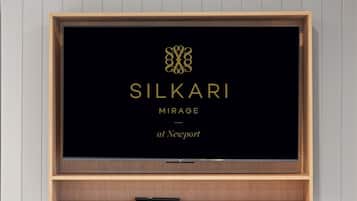Ein gerahmter Fernseher mit dem Schriftzug "SILKARI MIRAGE at Newport" vor schwarzem Hintergrund.