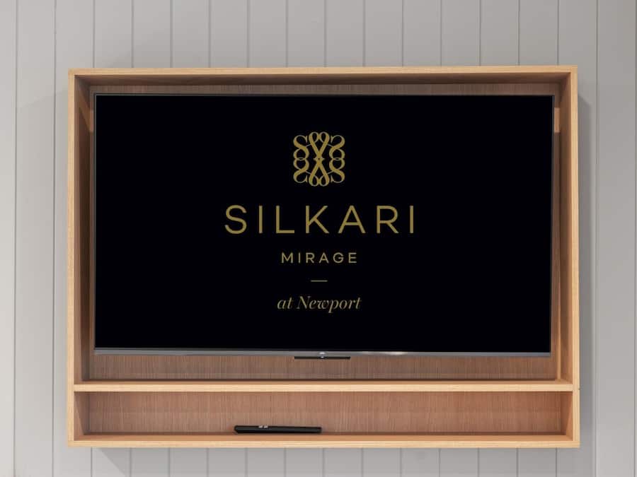 Un televisor enmarcado con el texto "SILKARI MIRAGE at Newport" sobre un fondo negro.