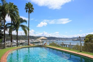 Outdoor pool, pool umbrellas, pool loungers - Silkari Mirage Newport