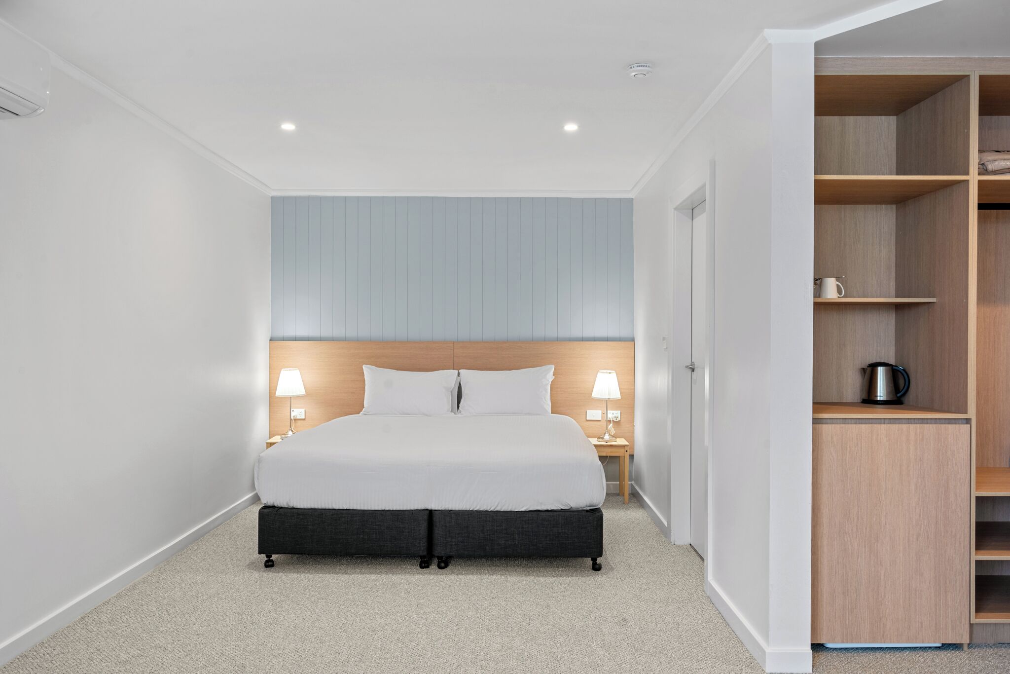 Verduisterende gordijnen, een strijkplank/strijkijzer, gratis wifi