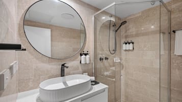 Classic Double or Twin Room | Bathroom | Shower, free toiletries, hair dryer, towels