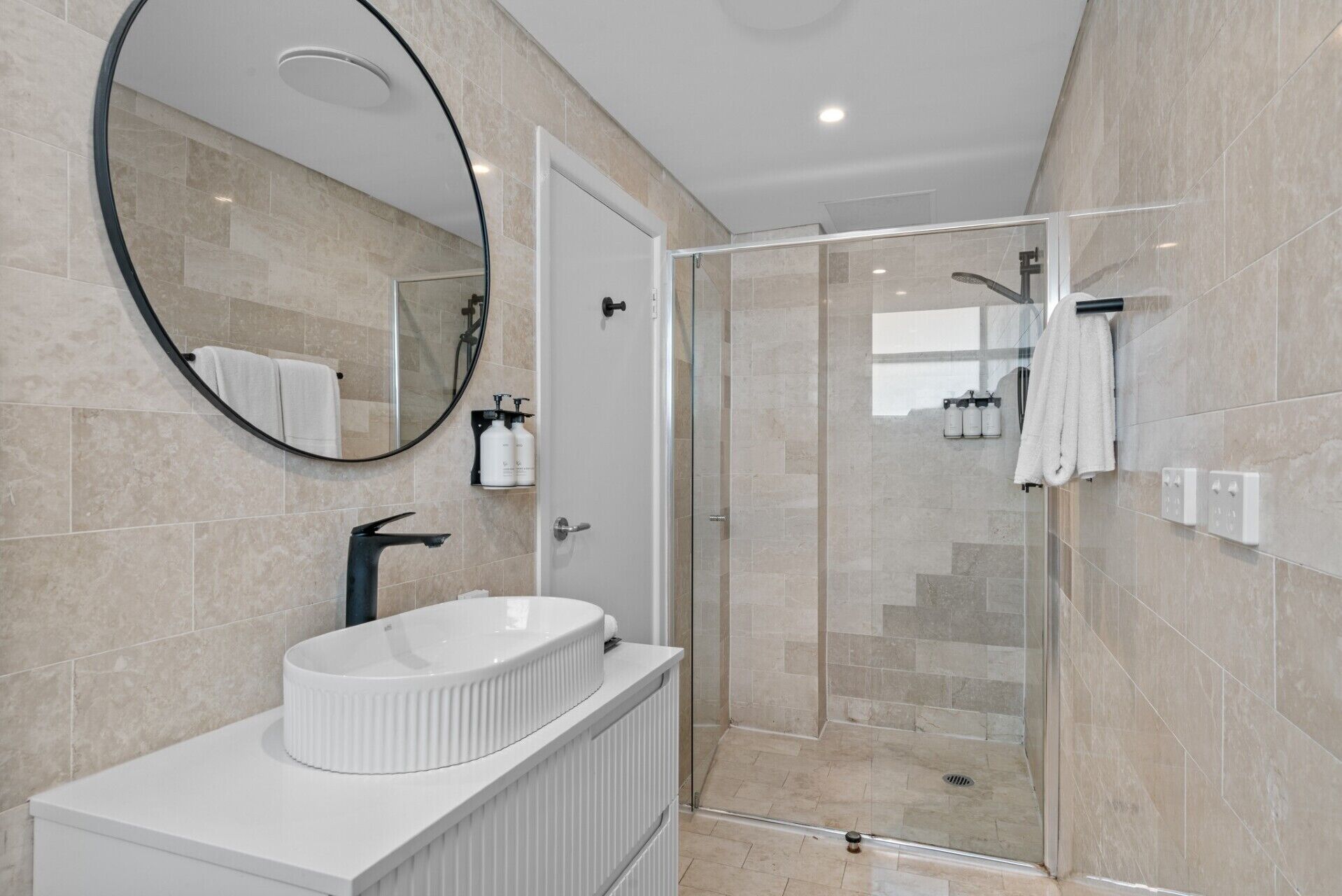Familien-Vierbettzimmer, Gartenblick | Badezimmer | Dusche, kostenlose Toilettenartikel, Haartrockner, Hausschuhe