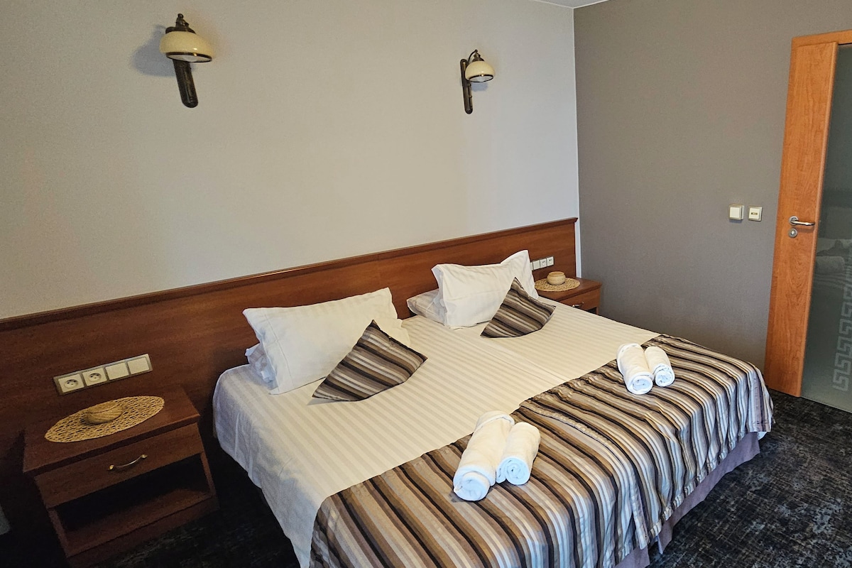 Ropa de cama de alta calidad, minibar, caja fuerte y escritorio