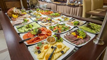 Sarapan dan makan tengah hari dihidangkan, masakan antarabangsa