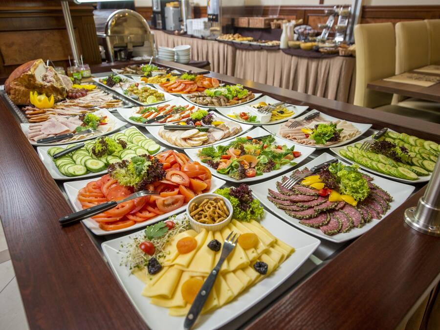 Se sirven desayunos, almuerzos y cenas; cocina internacional