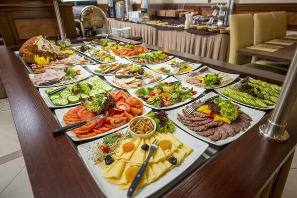 Breakfast, lunch, dinner served; international cuisine - Great Polonia Conrad Krakow (Kraków)