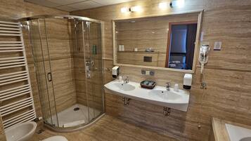 Premium bedding, minibar, in-room safe, desk