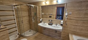 Premium bedding, minibar, in-room safe, desk - Great Polonia Conrad Krakow (Kraków)