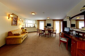 ห้องแฟมิลี่ | บริเวณนั่งเล่น | ทีวีจอแอลซีดี 26 นิ้ว พร้อมช่องเคเบิล, ทีวี