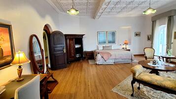 Standard Studio Suite | Down comforters, in-room safe, desk, laptop workspace