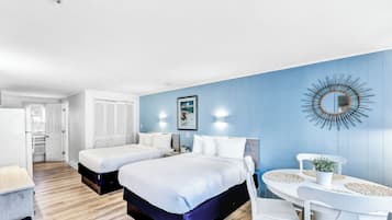 Habitación estándar, 2 camas matrimoniales, cocineta | Tabla de planchar con plancha, wifi gratis y ropa de cama