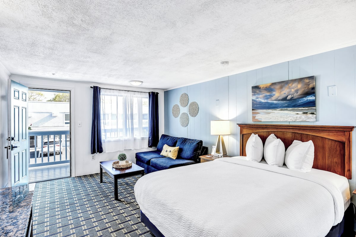 Standard Room, 1 Queen Bed | Iron/ironing board, free WiFi, bed sheets