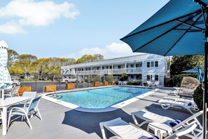 Una piscina al aire libre de temporada