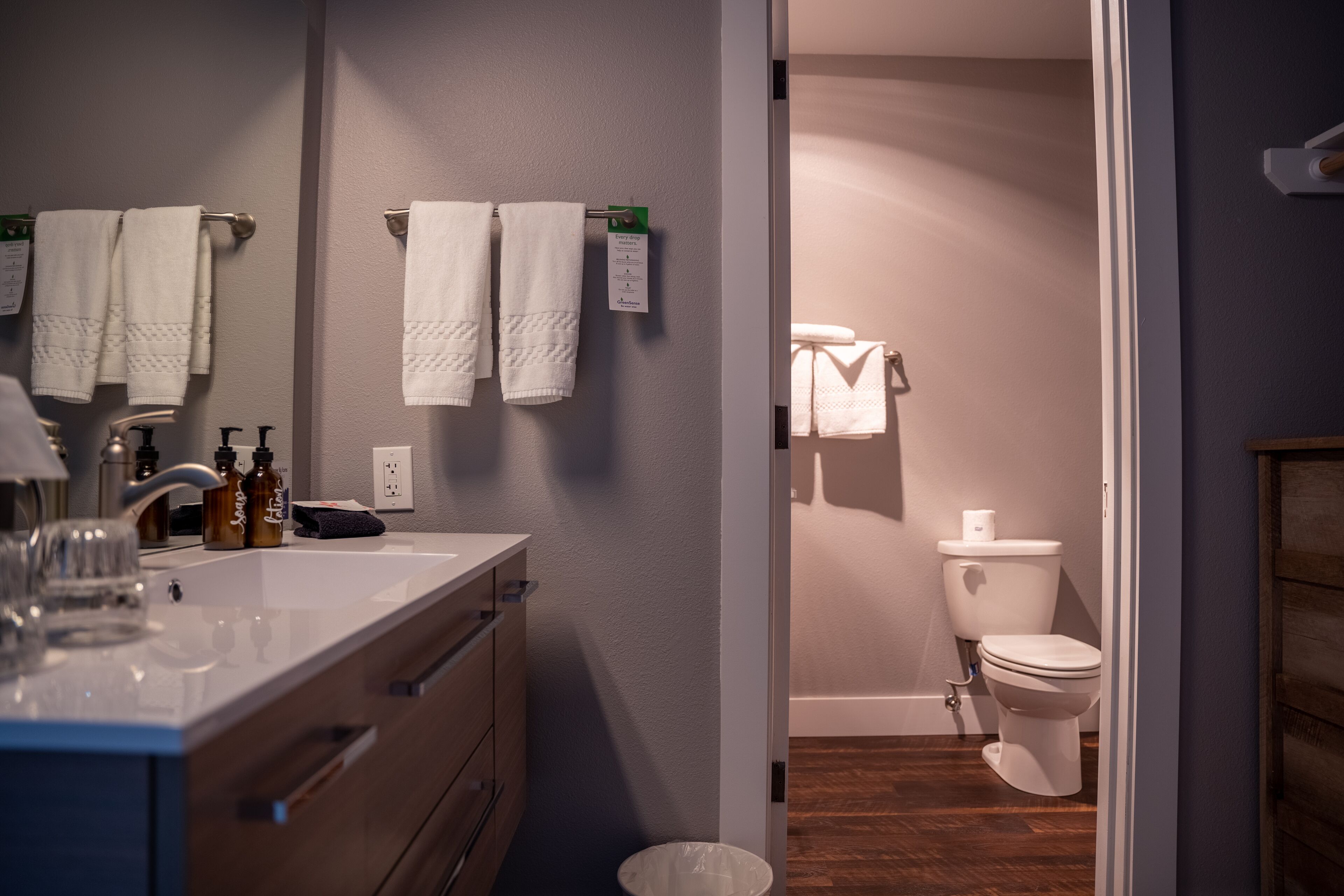 deluxe fireplace king balcony | bathroom | shower, free toiletries, hair dryer, towels