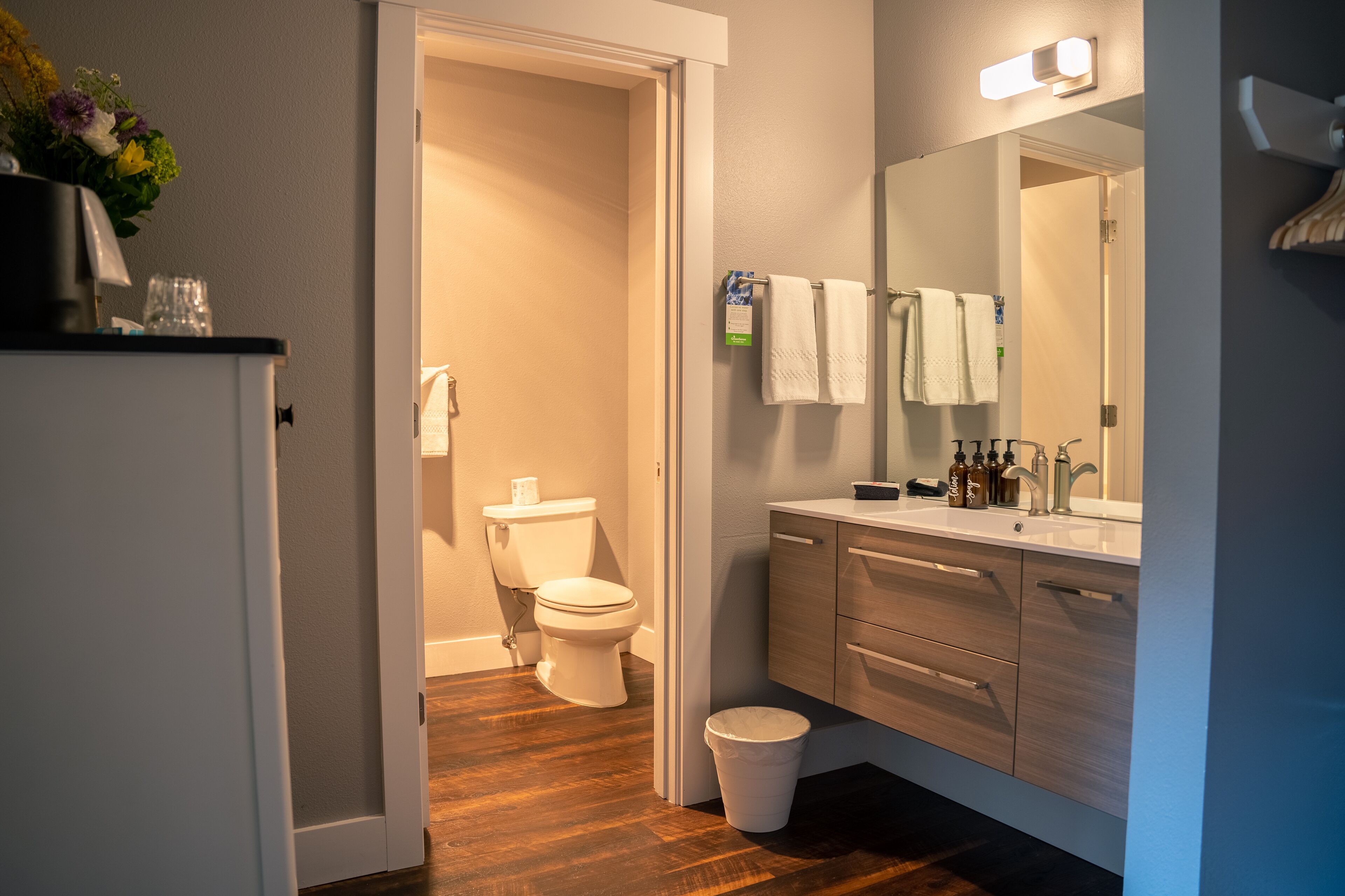 deluxe fireplace one queen | bathroom | shower, free toiletries, hair dryer, towels