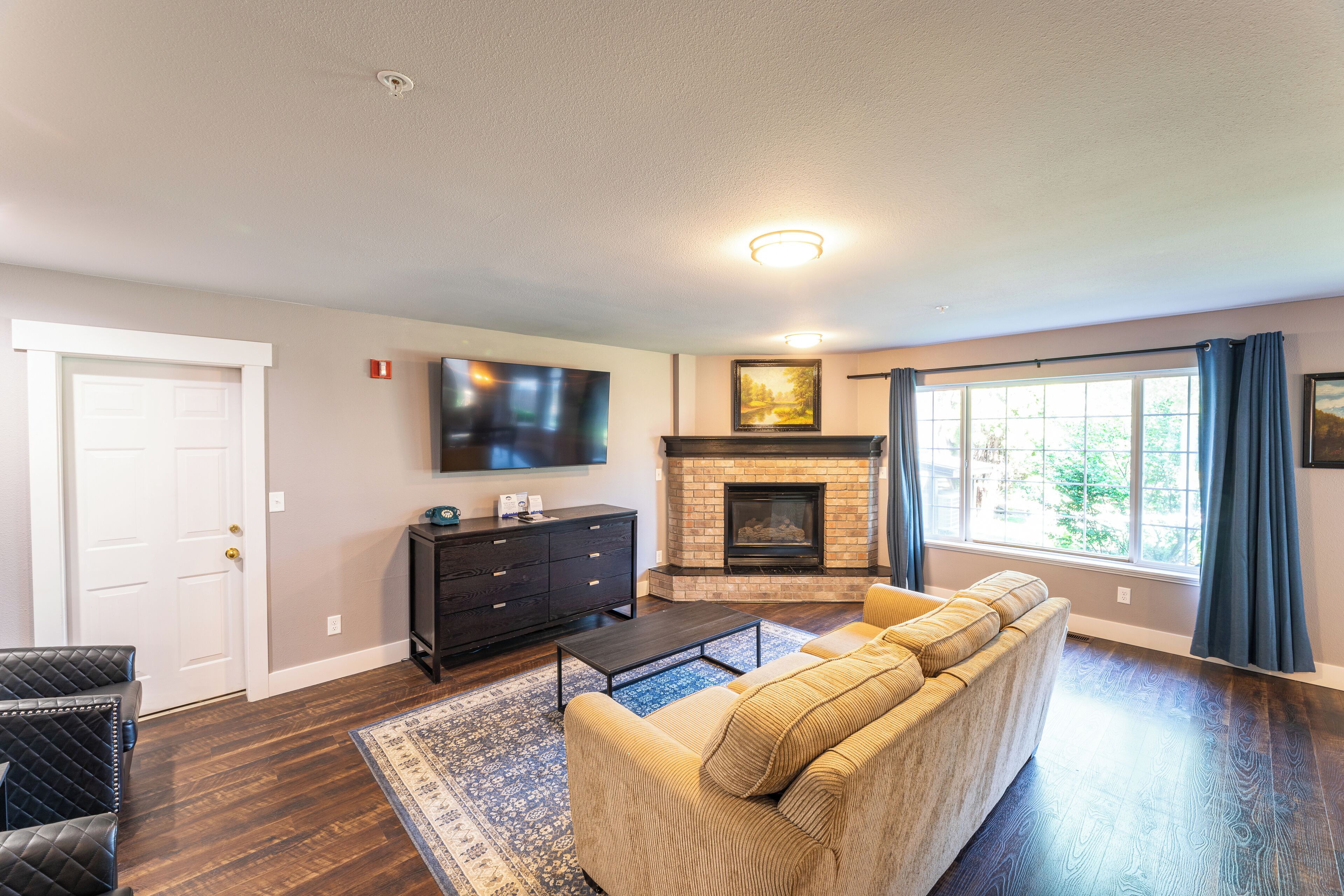 suite | living area | 50-inch flat-screen tv with cable channels, tv