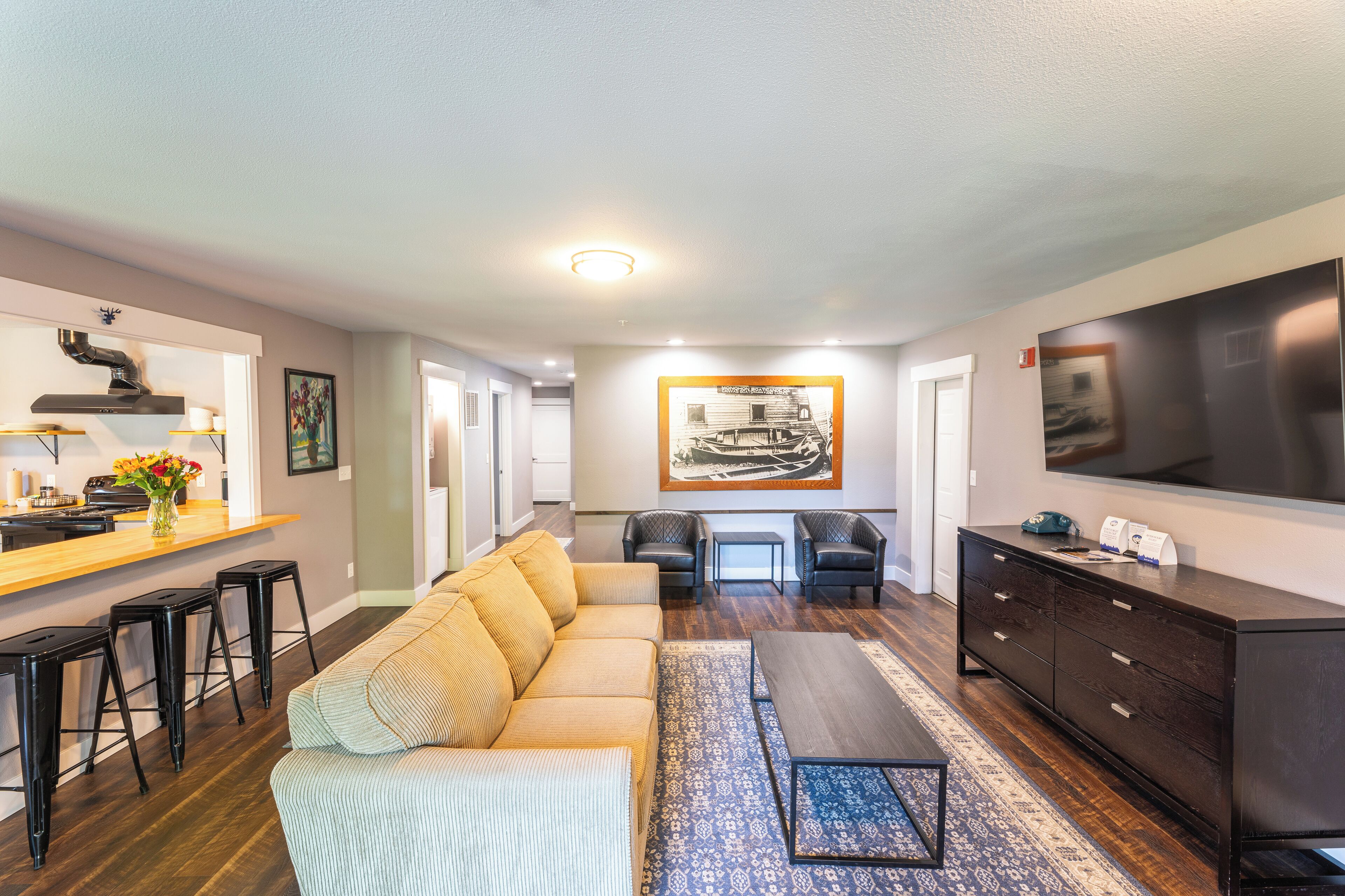 suite | living area | 50-inch flat-screen tv with cable channels, tv
